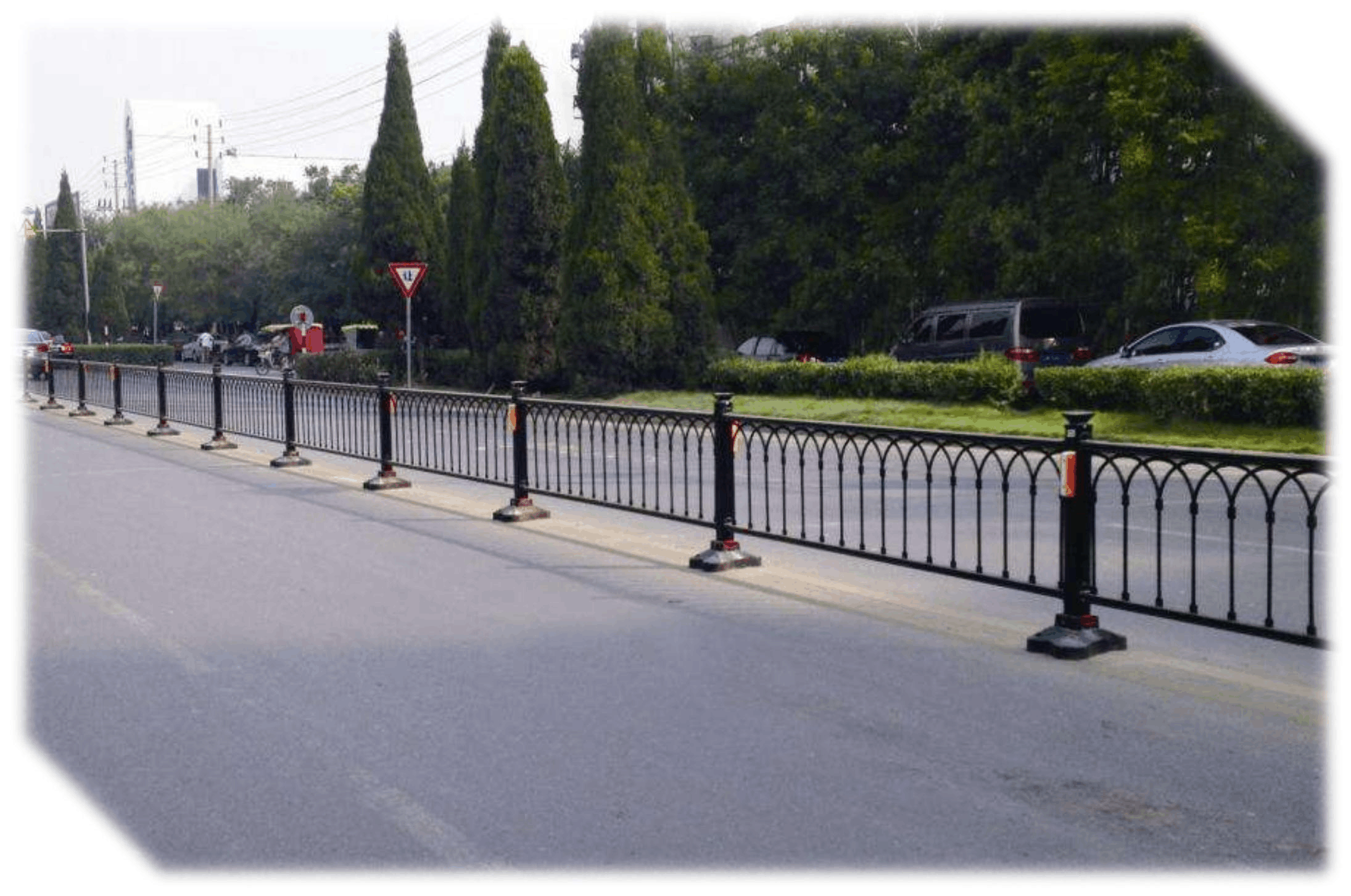 交通市政護(hù)欄市場報價解析 圣豐護(hù)欄以高品質(zhì)立足市場